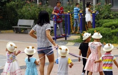 女子26年生15个娃，开饭都得“摇铃”通知，网友