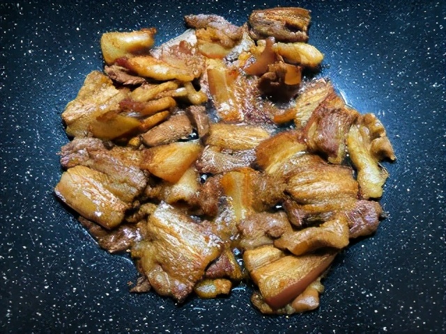 Many people make mistakes in the small farm pork, the chef teaches you the correct method, it is spicy and delicious.