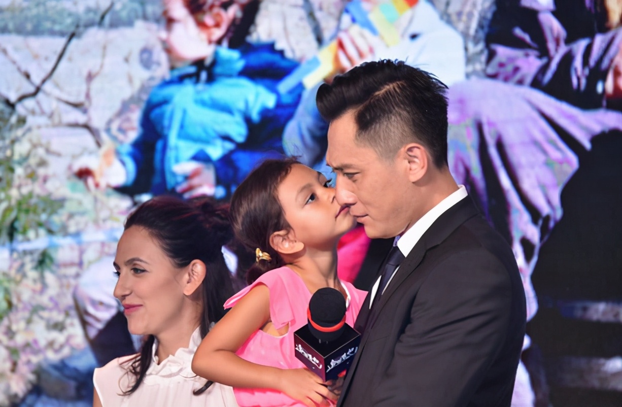Liu Ye's family of four are in the same frame, and their foreign wife is very affectionate, and the mixed-race children's looks are against the sky