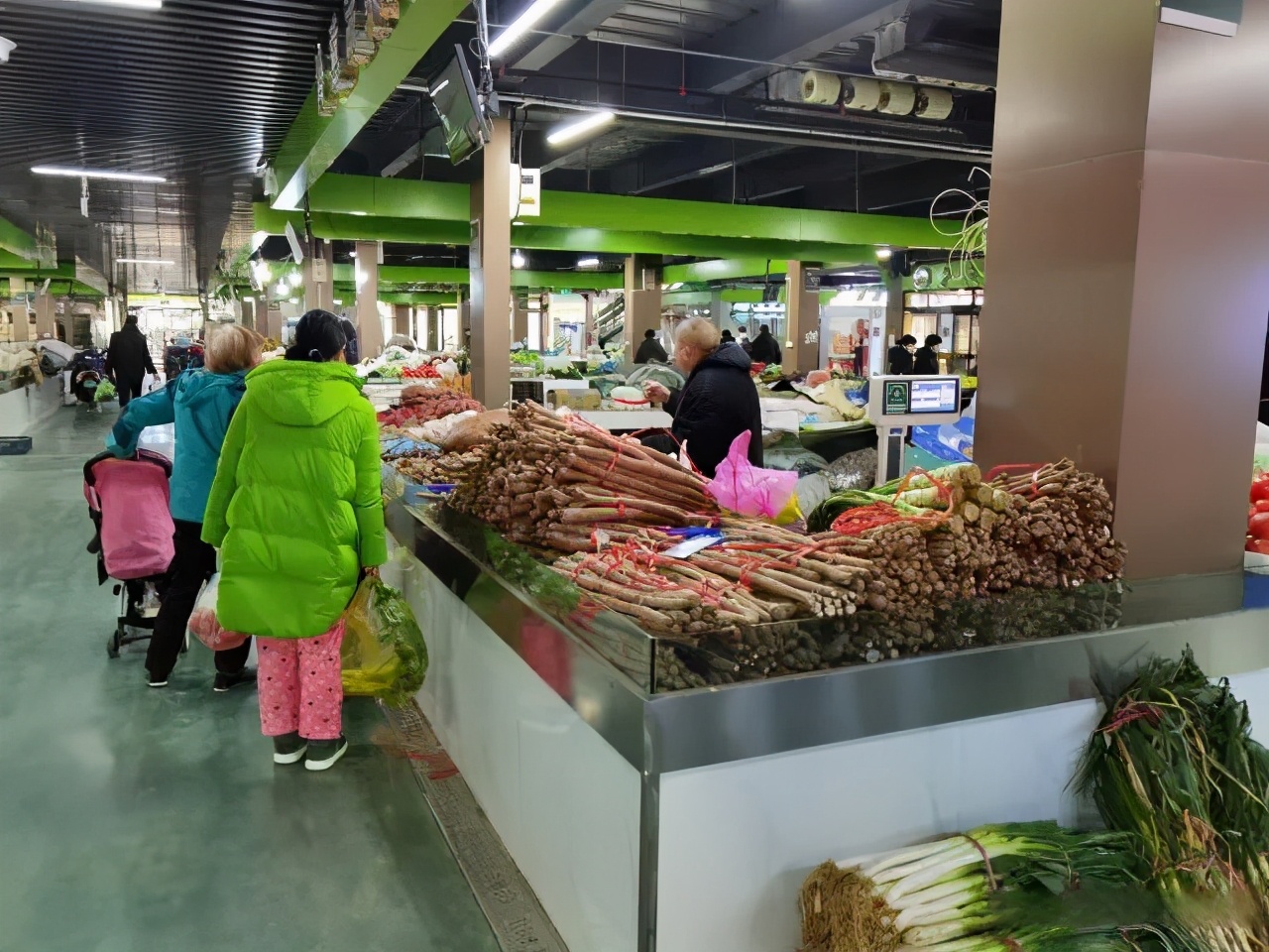 蔬菜疯狂涨价，8元一斤的大葱引发热议，但农民却赚不到钱