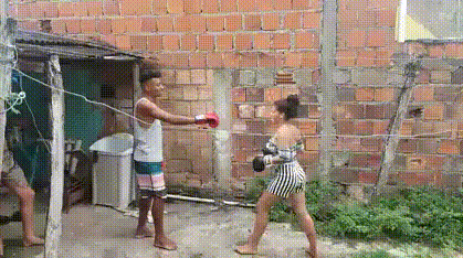 搞笑gif神评：一个人无聊起来什么都做得出来