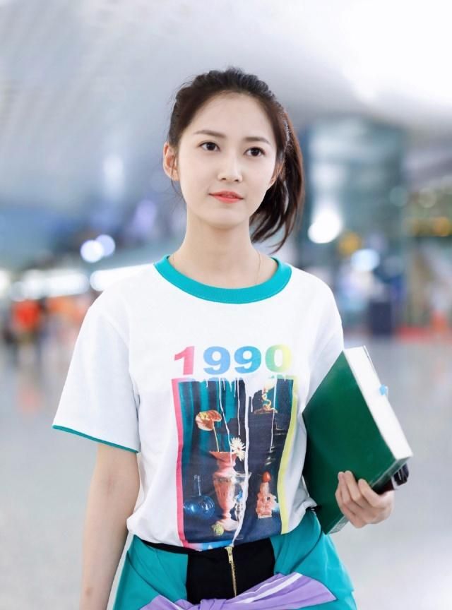 她是最美“赵敏”，穿超短裤配6千8的鞋，美腿不输老板唐嫣