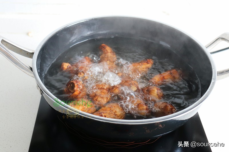 煮芋头汤时加菜心，浓稠香滑，菜心翠绿清甜、处暑之后要常吃