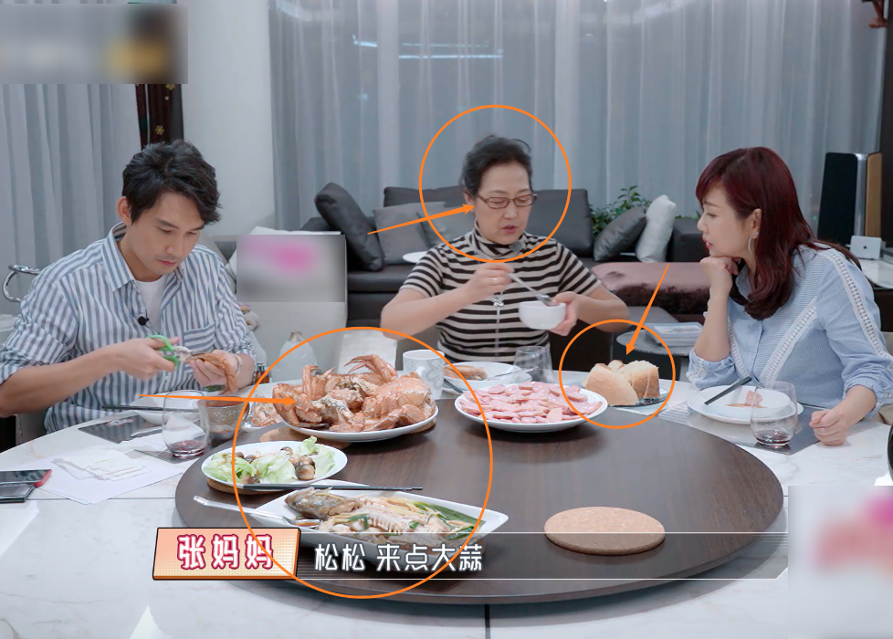 都说张铎妈妈针对儿媳，看到陈松伶对待婆婆的