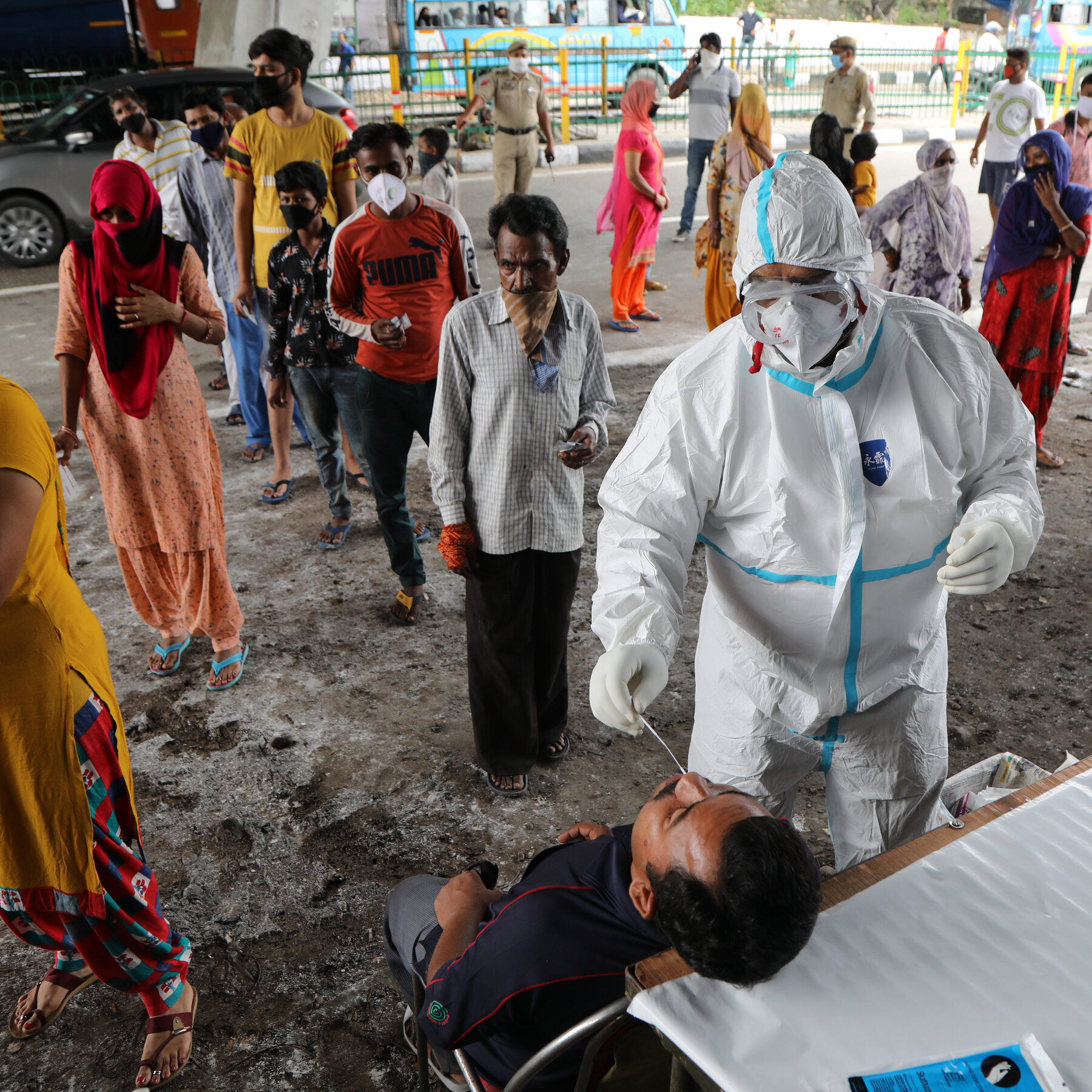 莫迪收到坏消息，印度疫情死亡人数破纪录，“3亿人感染”引关注