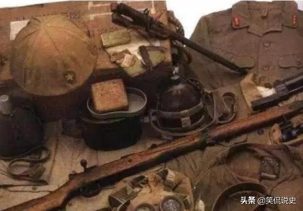 东北大爷放牛途中，无意间发现一个山洞，里面竟藏着大量军备物资