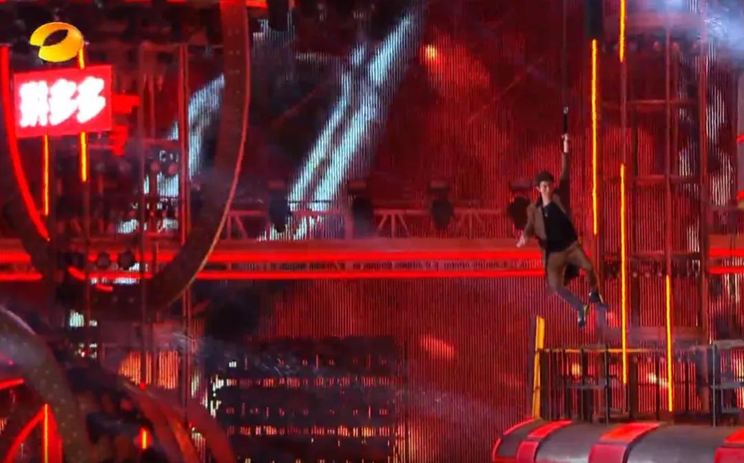 湖南跨年晚会暴露明星真实状态：谢霆锋素颜状