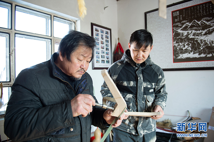 新疆是个好地方｜“90后”锡伯族青年为古老制弓技艺传薪续火