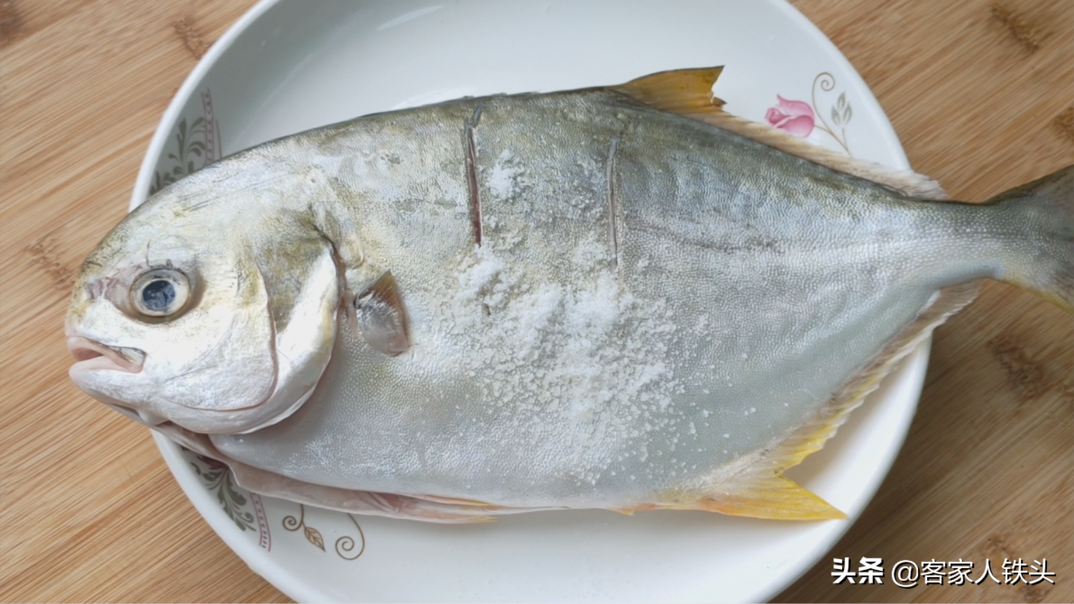 广东人吃海鲜有一套，这样搭配做一盘，上桌连汁都吃不剩，真下饭