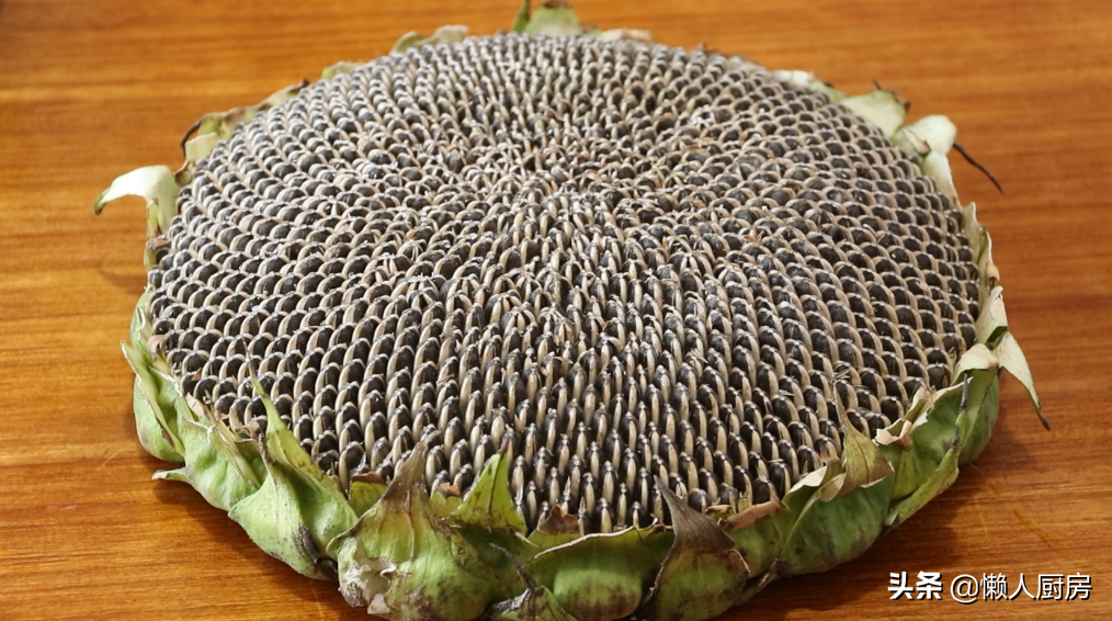 想吃焦糖瓜子不用买，自己在家就能做，一煮二晒三烤制3步搞定