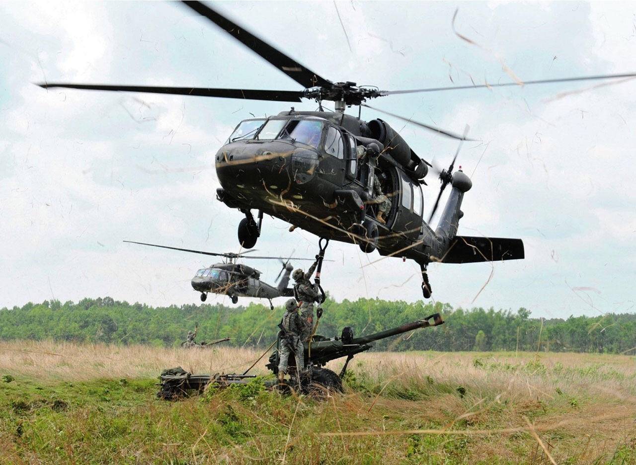 我国空中突击旅有多强，装备近百架各型直升机，一次能运输一个营