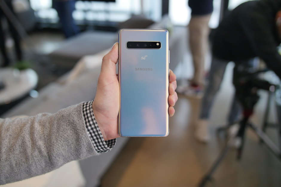 三星手机的长相，总算发布一次！Galaxy S10上手图赏