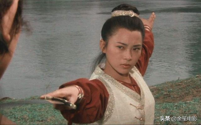 怀有身孕时被李连杰抛弃，住地下室十年，黄秋