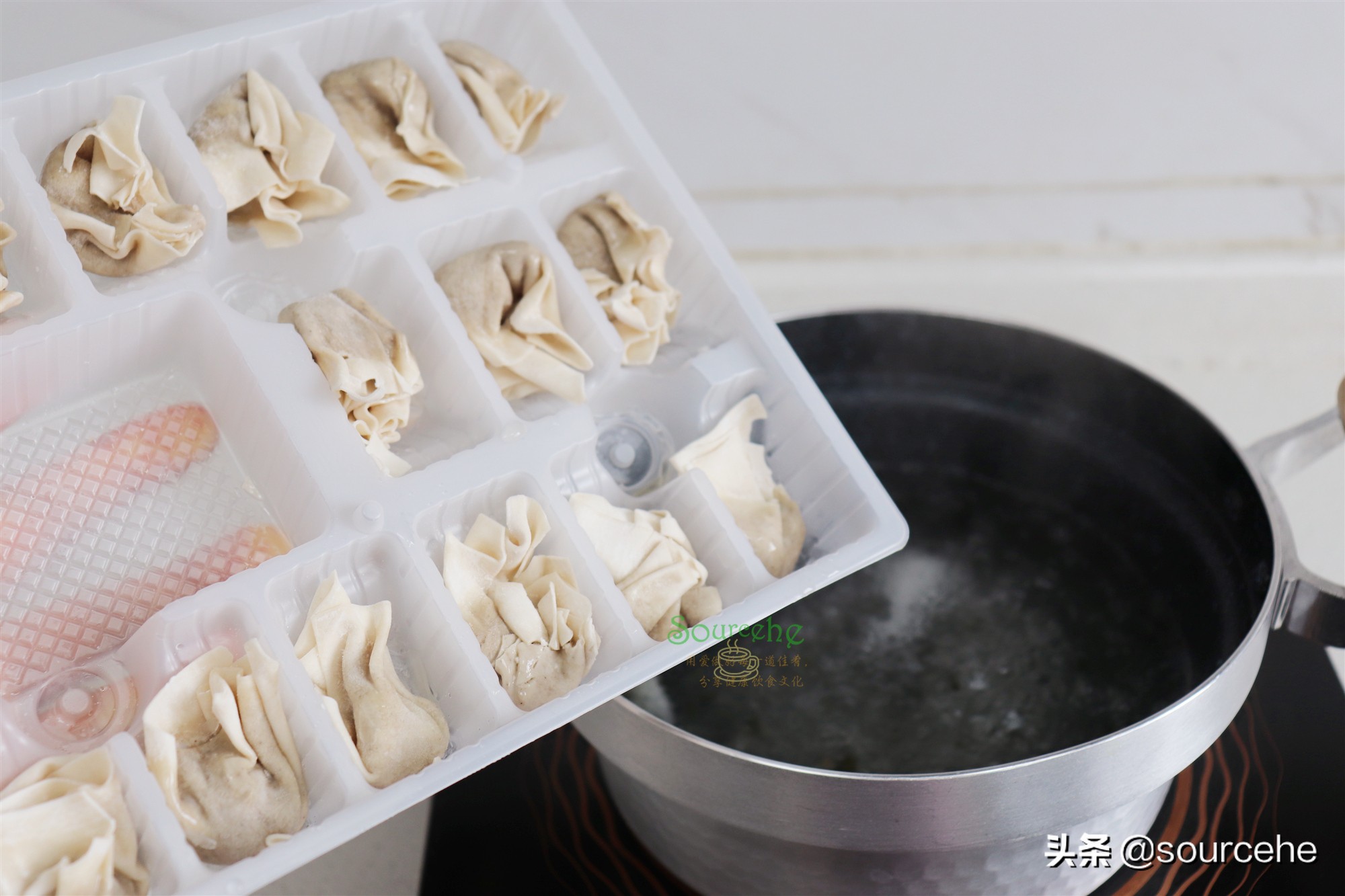 煮速凍雲吞時多加一步，煮出的雲吞跟現包的一樣，鮮香不破皮