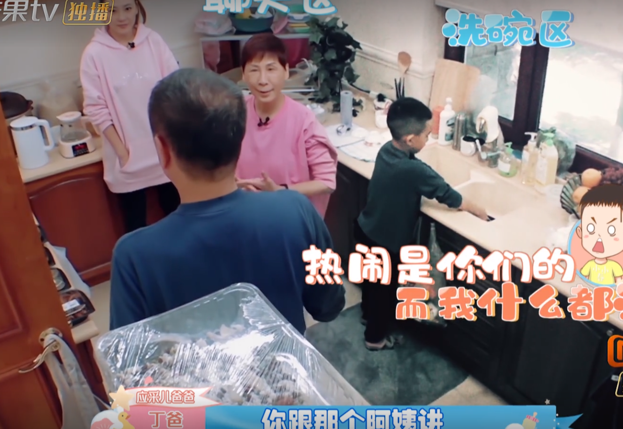 7歲jasper改大名了，陳小春岳母主動抱二寶，讓保姆先吃飯