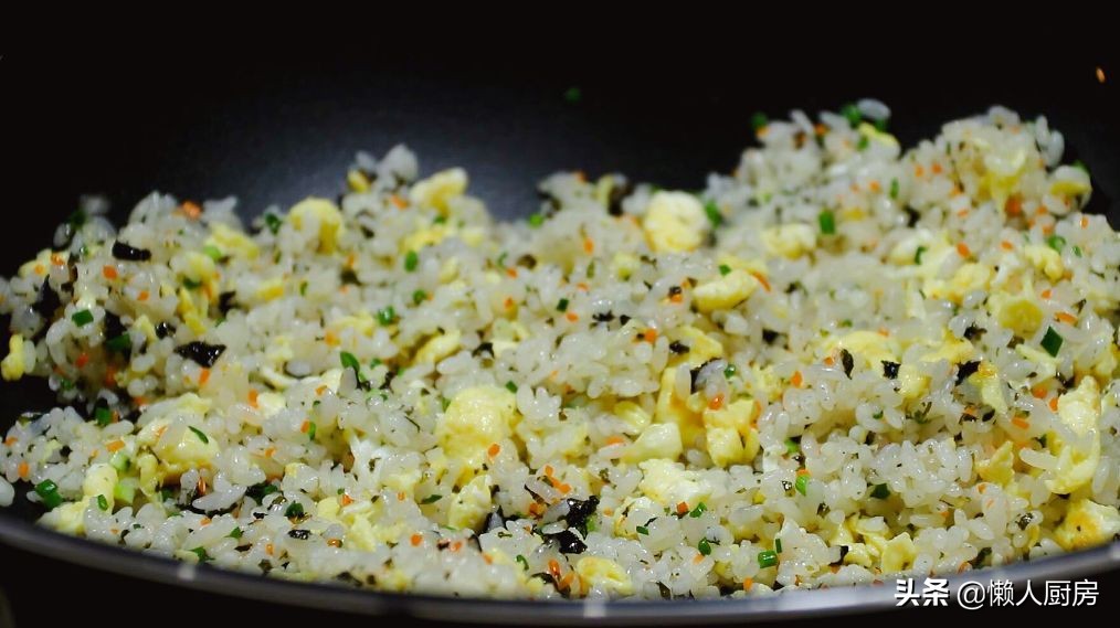 沒想到紫菜炒飯這麼好吃，配上1個雞蛋和半根胡蘿蔔，顏色豐富