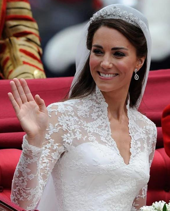 凯特王妃气质超强，1700白衫穿出1万7高奢感，金