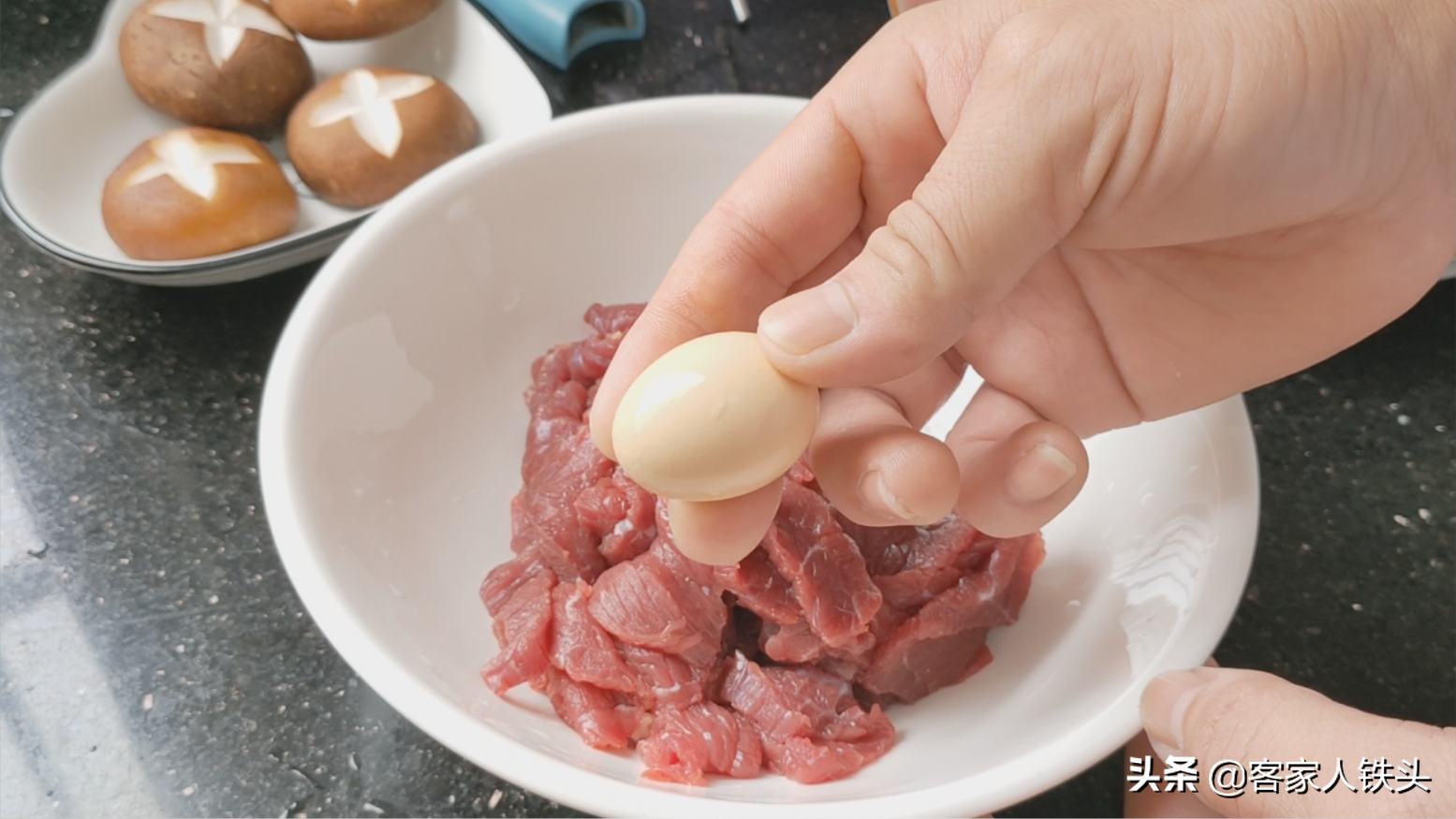 牛肉別只會炒，加一把金針菇這樣做，湯鮮肉嫩滑，比吃火鍋還過癮