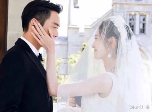 都说唐艺昕女儿的名字好听，倒过来念一遍后：