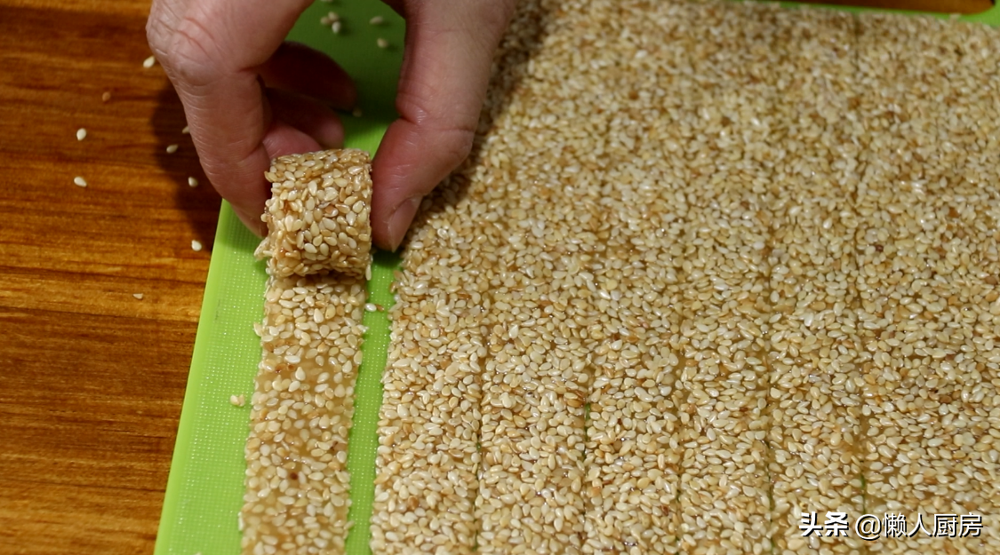 往糯米糊內倒入芝麻，用手壓一壓，就是小時候常吃的美食，有彈性