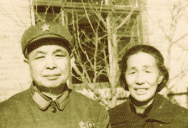 建国后，司令的警卫员发现一名乞讨老太，一问才知是首长的老母亲