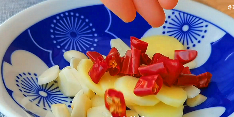 土豆片這樣做太好吃了，學會用它來招待客人，比紅燒肉還受歡迎