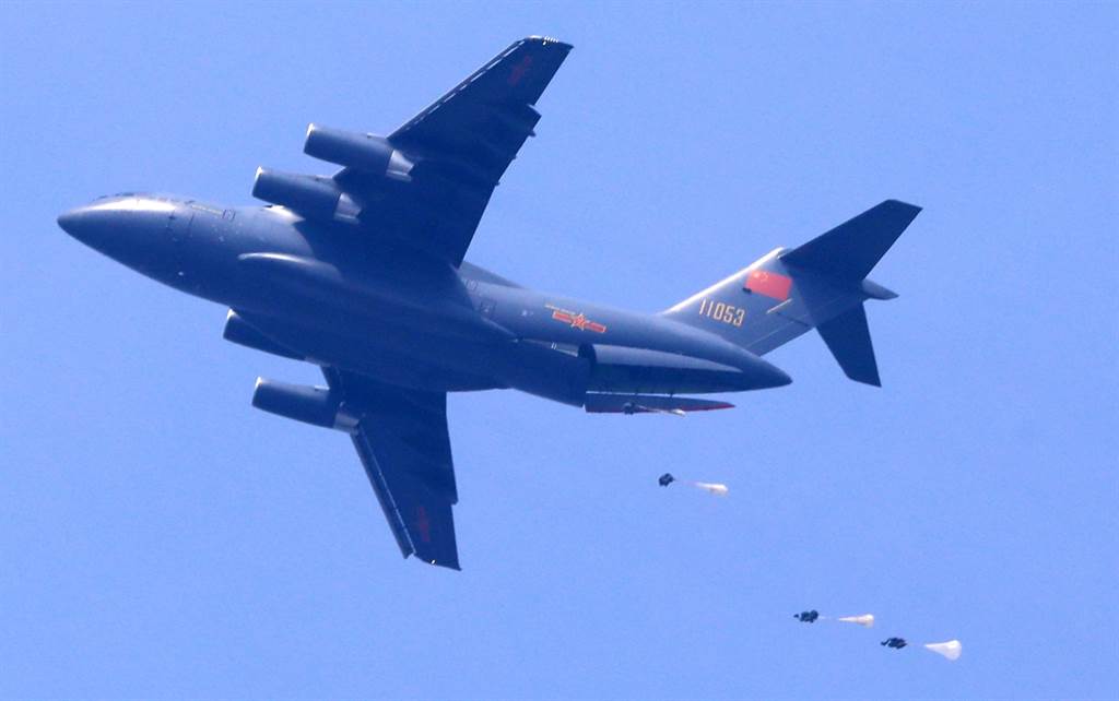台媒猜测：大陆最大军机“运-20”降落南海永暑礁测试战力