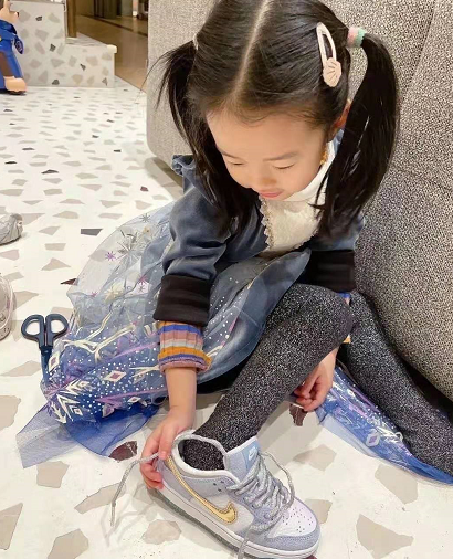 陈赫4岁女儿正脸罕曝光，脸蛋肉乎小眼睛像爸，