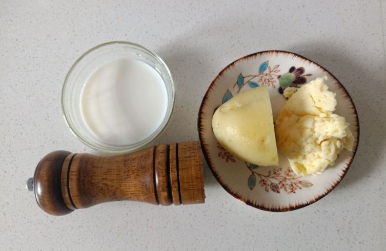 餐厅同款的芝士焗土豆泥，不用烤箱也可以做，奶香十足拉丝好吃