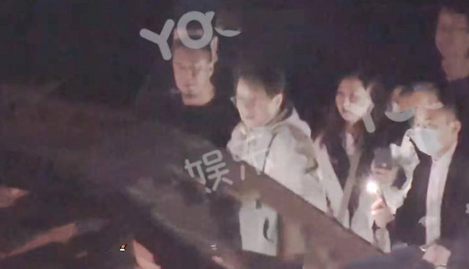 杨坤酒吧庆生排场大，成龙深夜赶来被搀扶，冯小刚醉酒走路都摇晃