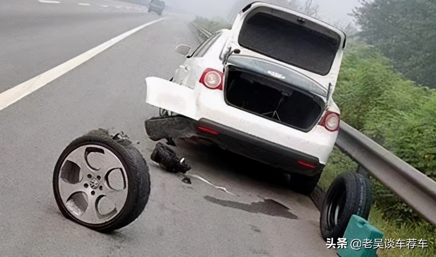 高速應急車道換輪胎被扣分，這讓車主非常納悶：為什么要扣我分？