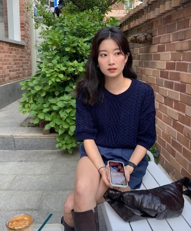 长相清新甜美而又略带知性 典型的简约韩系穿搭博主