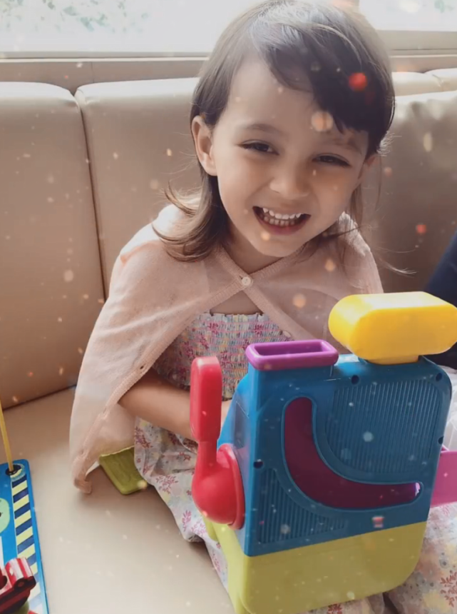 馬雅舒女兒迎來7歲生日，米雅近照暴風長高，大眼雙眼皮顏值超高