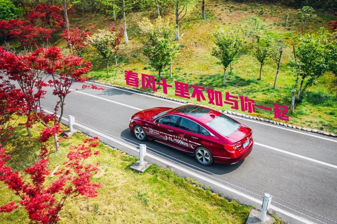 这款日系MPV车重超过两吨，百公里油耗却不到6L