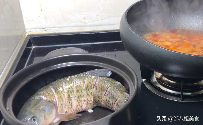 給魚(yú)去腥，不要用料酒，教您一個(gè)好方法，燉魚(yú)無(wú)腥味，鮮香十足