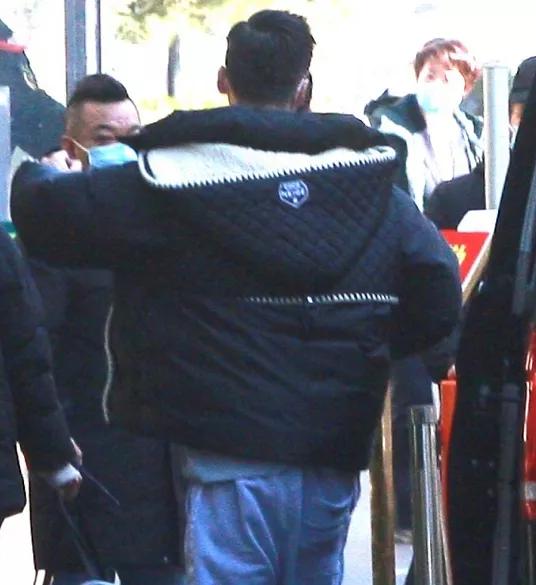 Spring late couplet platoon: Qin Hailu takes vacuum cup, yang Mi publicizes the film with guaze mask, ni Ni wears cape to become short