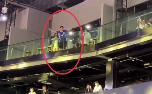 何猷君疑与女孩发生激烈争吵，遭挑衅骂是私生子，双方场面紧张