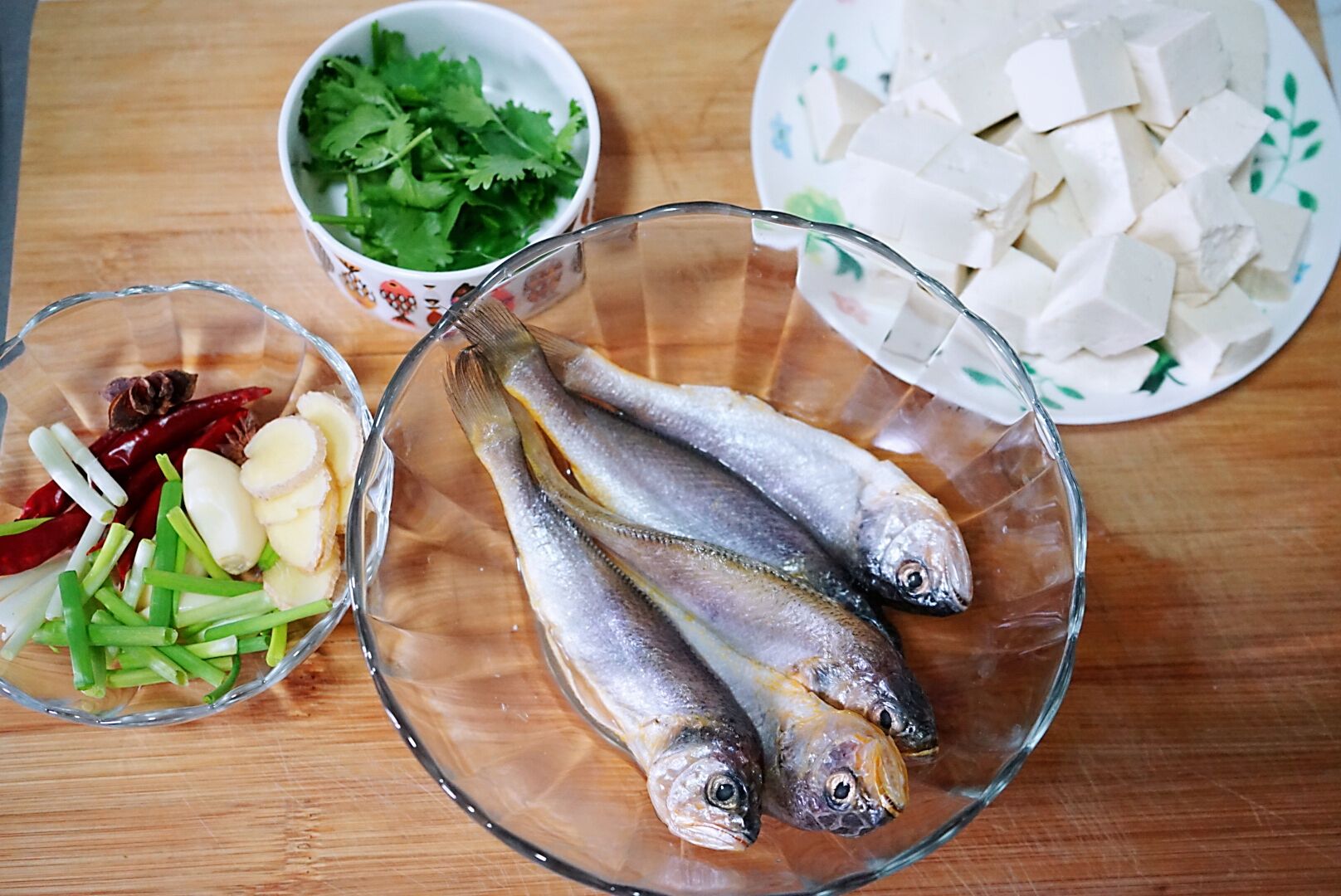 Small yellow croaker stewed with tofu, this way of eating fish bones are crispy, and there is no leftover in the soup after bibimbap, so children can eat it without worry