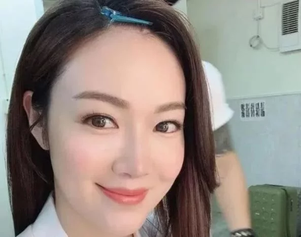 赵薇丈夫前任产后首现身,为儿子搬入9000万豪宅