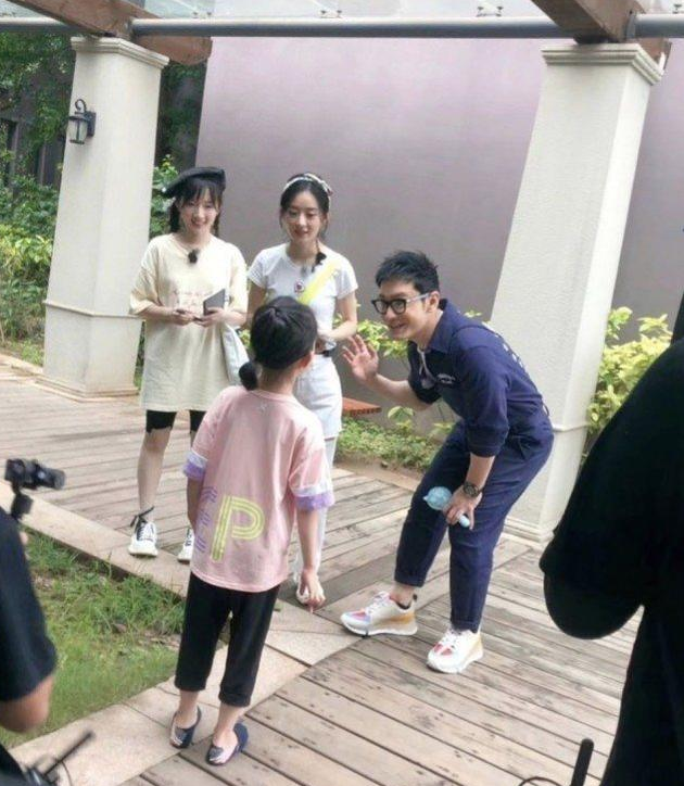 《中餐厅》路透照，赵丽颖逛小区疑似心情不佳