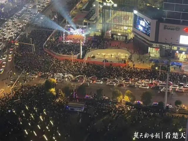 知名女星露天商演，众人围观致交通瘫痪！网友急了：疫情当前，实在不可取