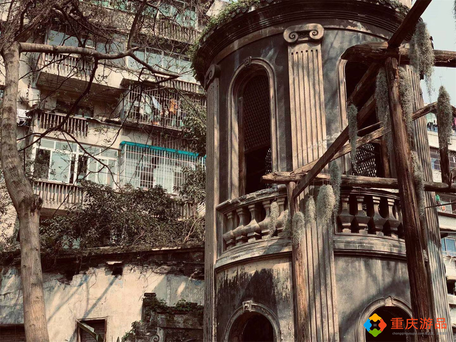 重庆2021年热门打卡地：山城巷法国教堂，废墟之上的望江花园