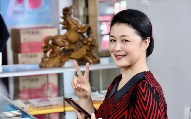 于月仙离世半个月后，被网暴的王老七首发声：我们只是普通同事