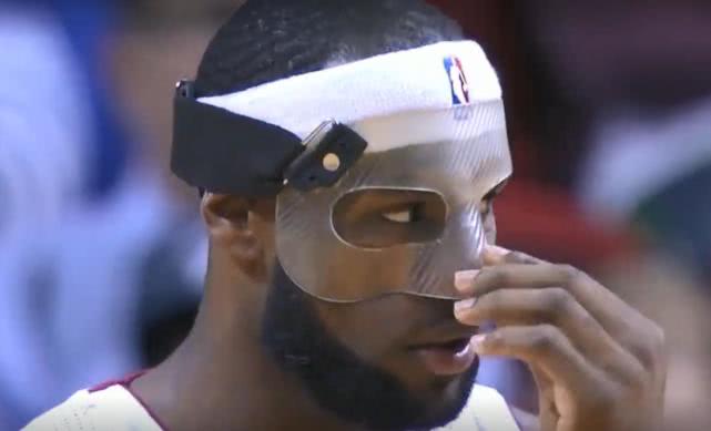 經典戰役回顧！詹姆斯單場轟下61分，戴上面具的詹皇化身得分狂人