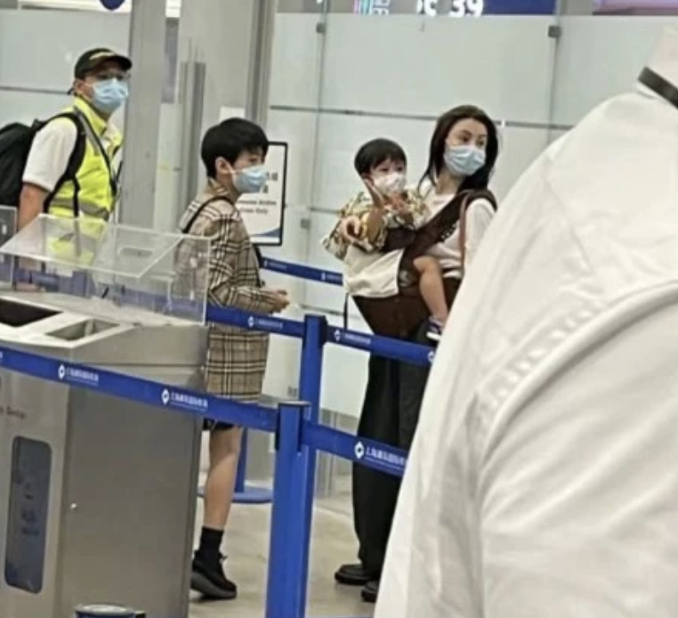 张柏芝机场被偶遇，次子小Q穿搭时髦，小儿子罕露眉眼颜值超高