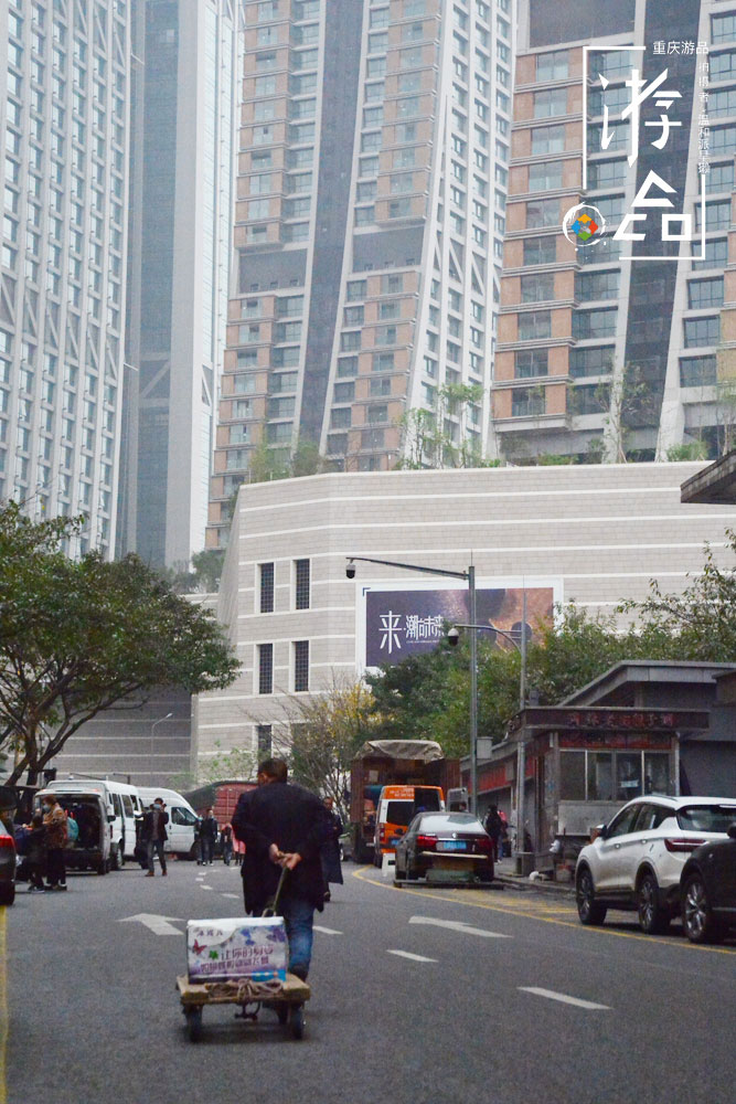 在来福士的阴影下劳动，朝天门的棒棒们，贫穷与勤劳不是原罪