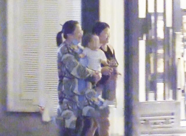 冯绍峰儿子快一岁半了，皮肤白皙脸颊圆嘟嘟，是赵丽颖的迷你版
