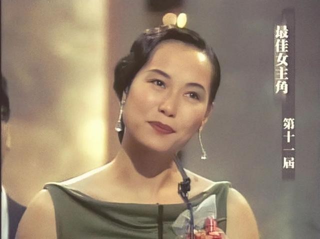 58岁“许官人”叶童，和富豪结婚33年，遭背叛4次选择终身不生