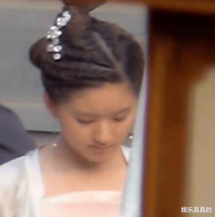 赵露思被路人拍下生图，当镜头放大十倍怼脸拍