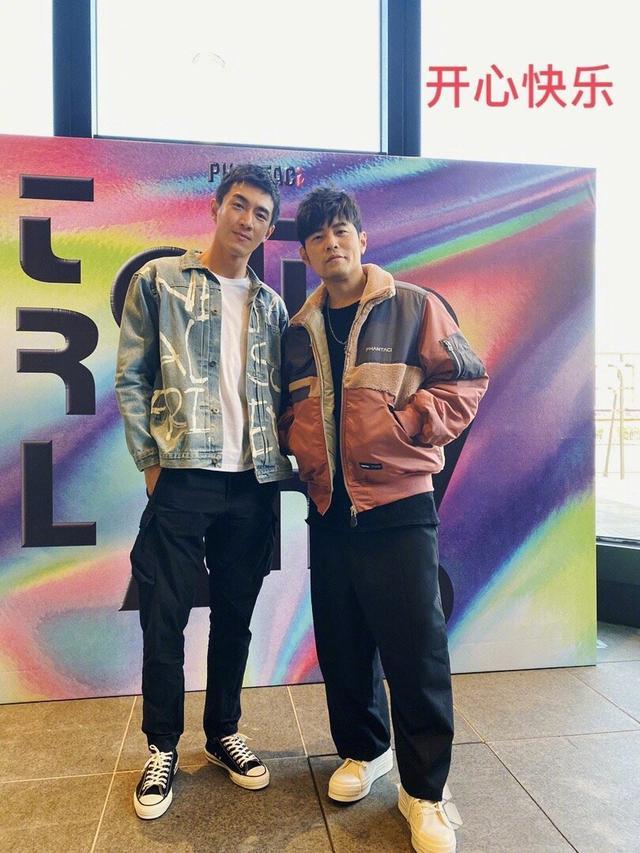 周杰伦出道20周年晒青涩旧照，清新俊逸，网友自称一直都是颜粉